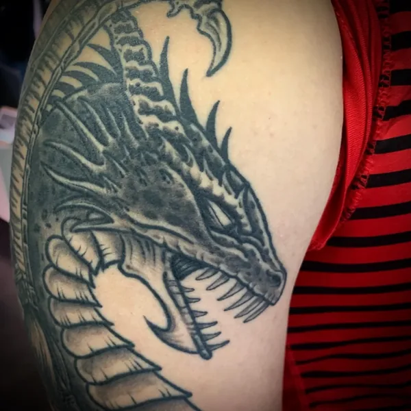 Tatouage gravure, illustratif et trad revisité réalisé par Julien L’Apostat, à Toulouse