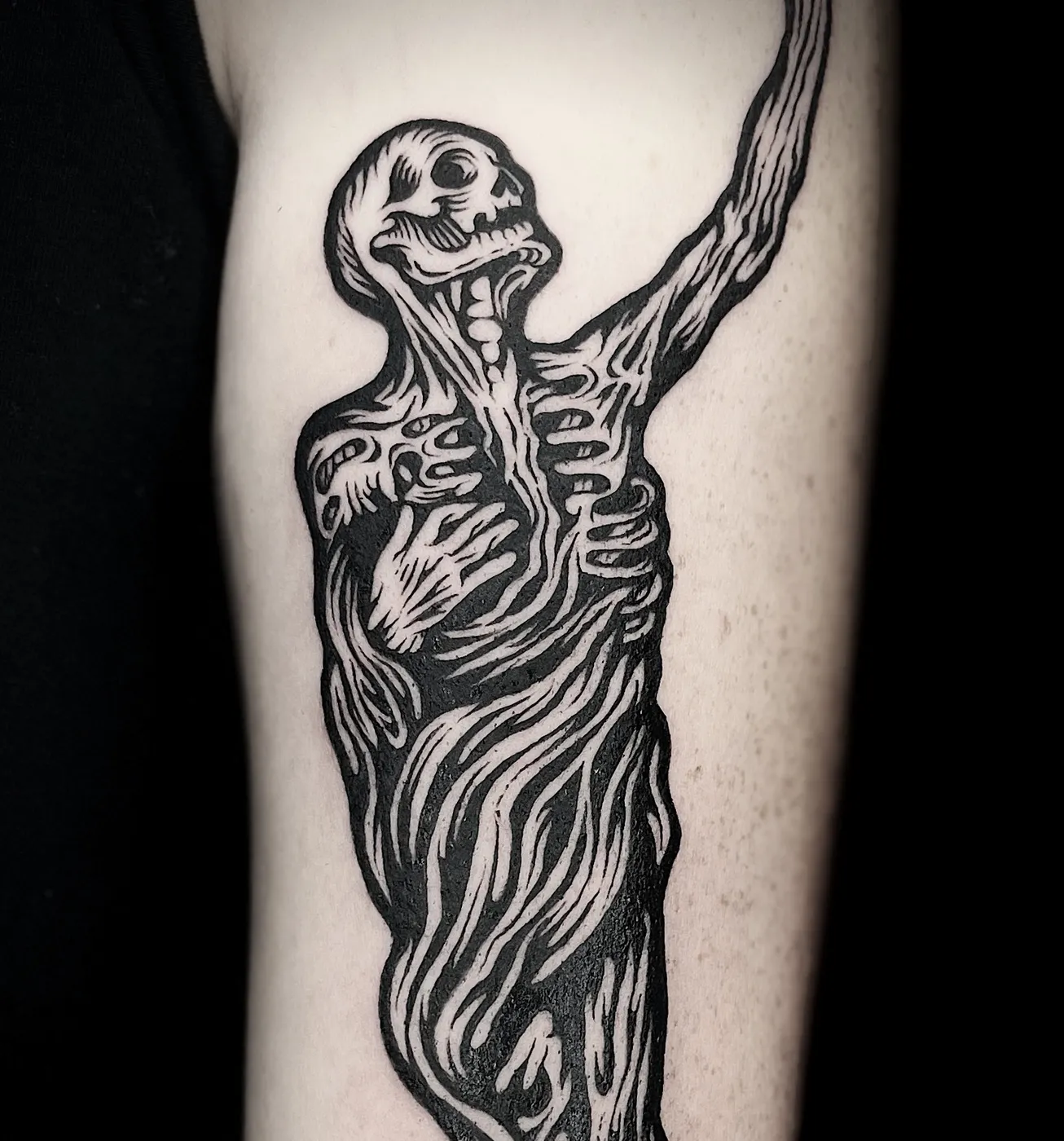 Tatouage blackwork réalisé par Loren De Fer, à Toulouse