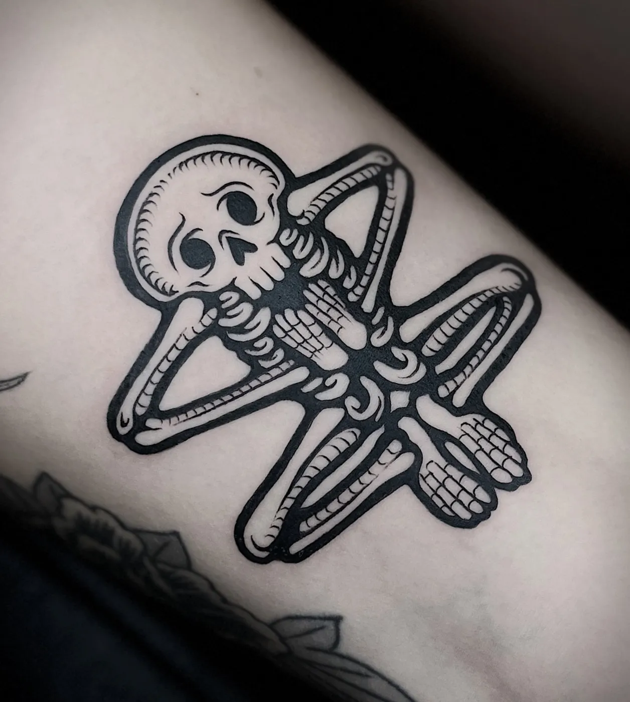 Tatouage blackwork réalisé par Loren De Fer, à Toulouse