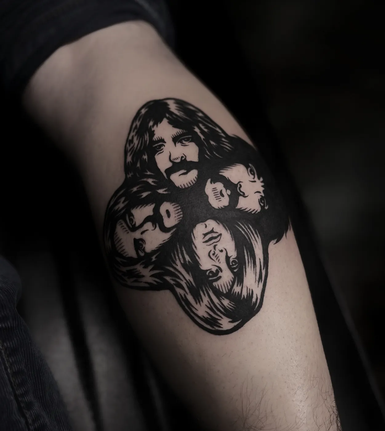 Tatouage blackwork réalisé par Loren De Fer, à Toulouse