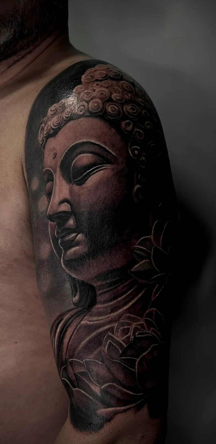 Bouddha en noir et gris réaliste — tatouage de Piero, La Cour des Miracles