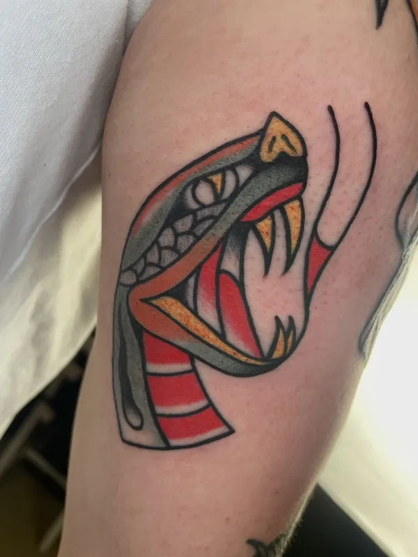 Tatouage traditionnel et old school réalisé par P00rlyformed, à Toulouse