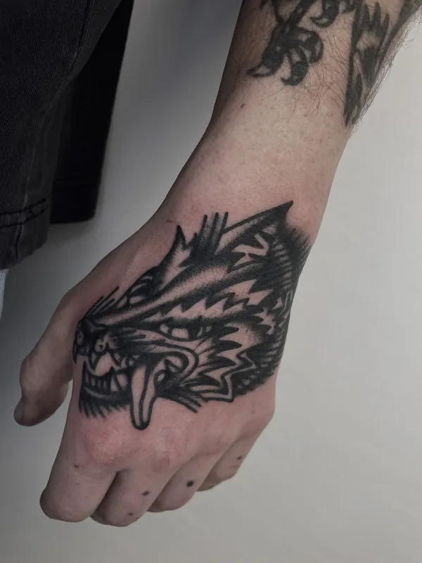 Tatouage traditionnel et old school réalisé par P00rlyformed, à Toulouse