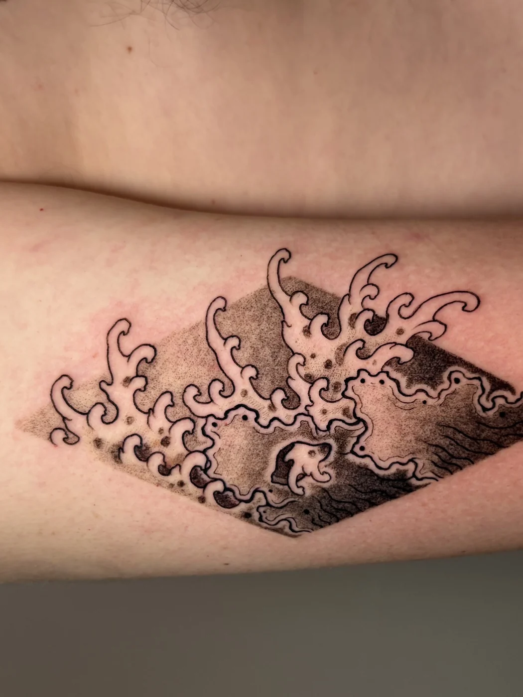 Tatouage japonais moderne réalisé par Tekashi, à Toulouse