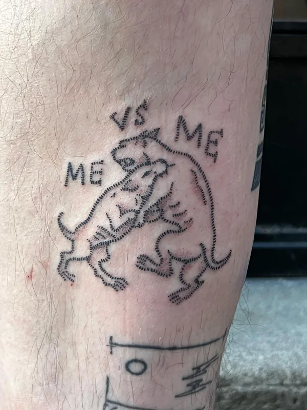 Deux chiens face à face sous les mots « Me vs Me », sur un mollet