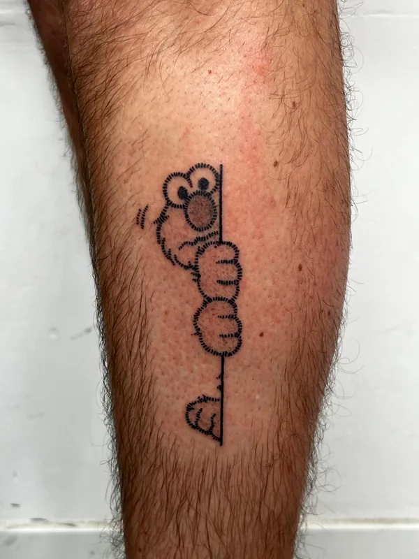 Petit personnage qui passe la tête derrière une ligne, sur un mollet