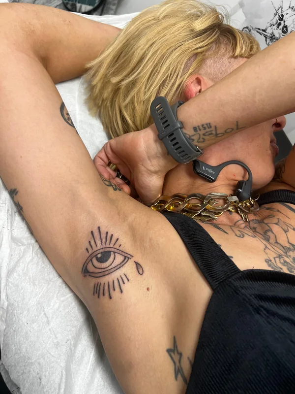 Œil qui pleure, tatoué sous le bras