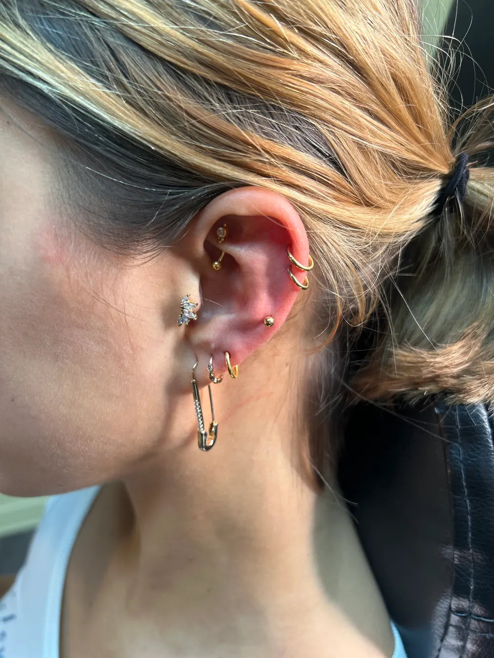Hélix et lobes multiples sur une oreille, bijoux en or