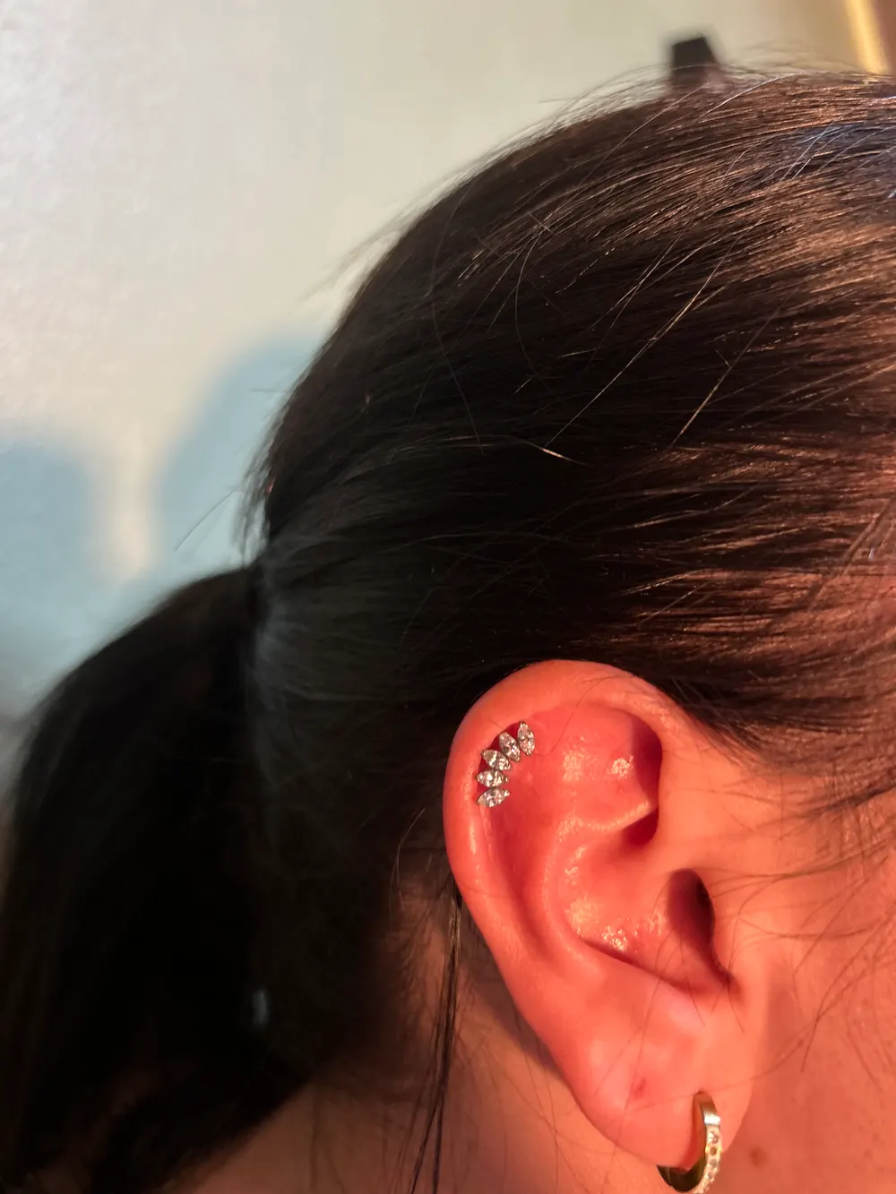 Piercing hélix au cartilage de l'oreille, bijou serti