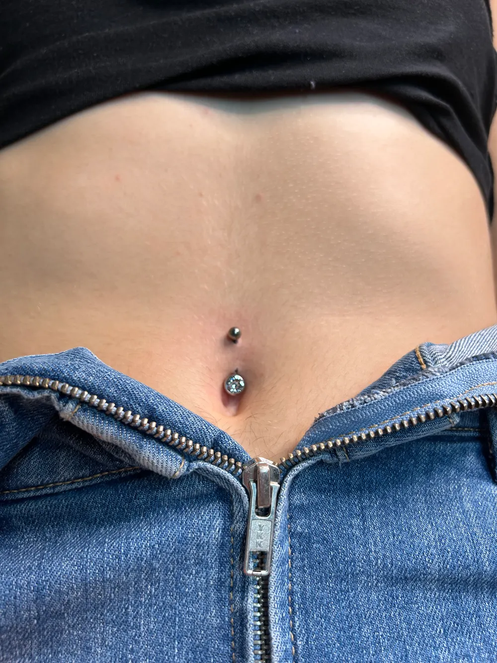 Piercing au nombril avec bijou serti